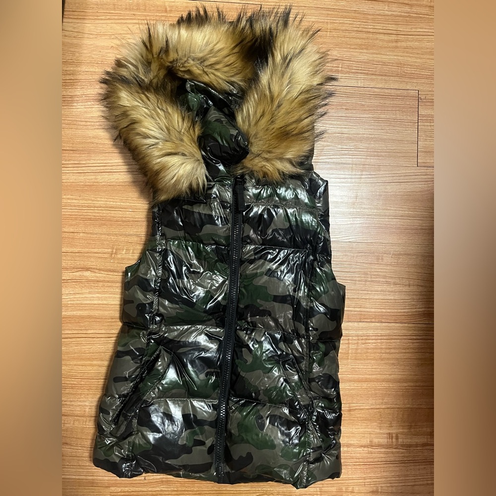Aqua size small camo puffer vest with removable fur hood